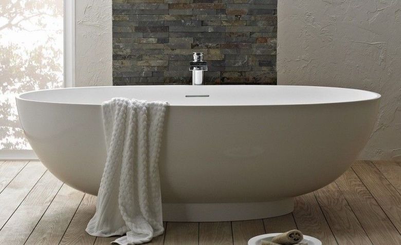 фото отдельно стоящей ванны в интерьере