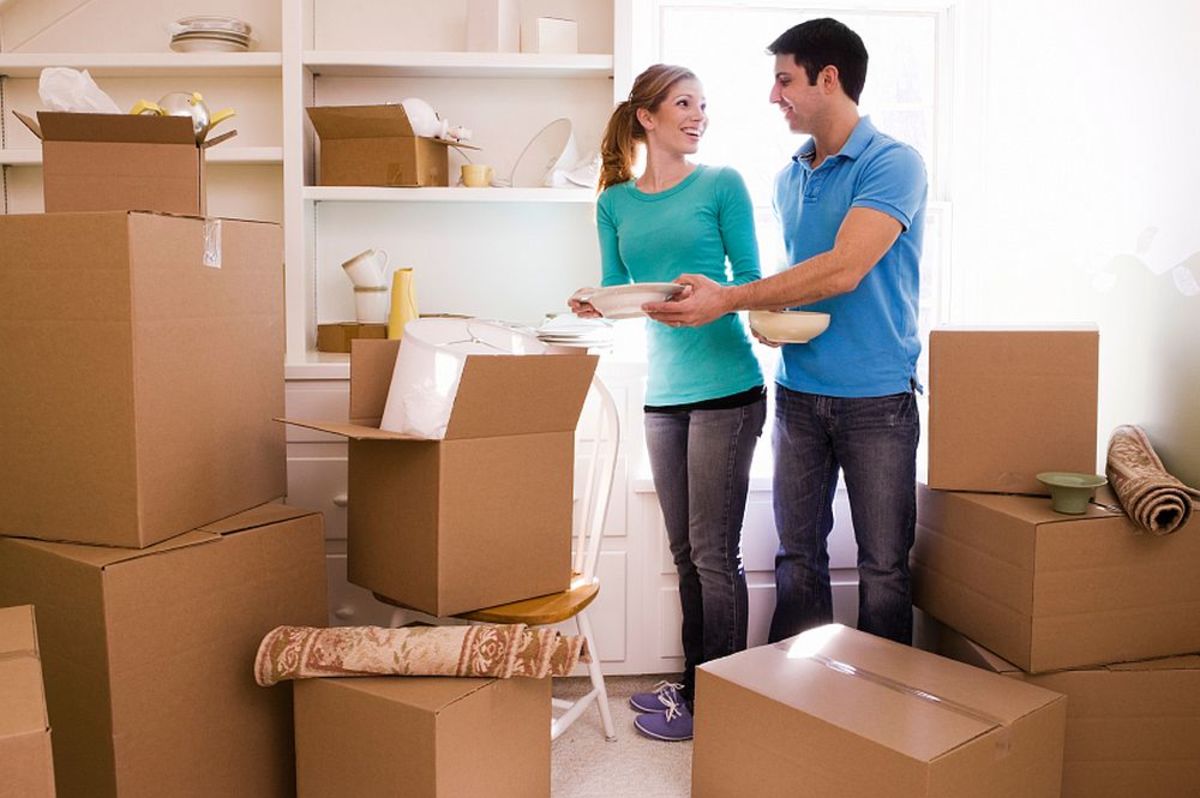 Снять переехать квартиру. Переезд. Квартира с коробками. Переезжают в квартиру. Переезд квартирный с упаковкой вещей.