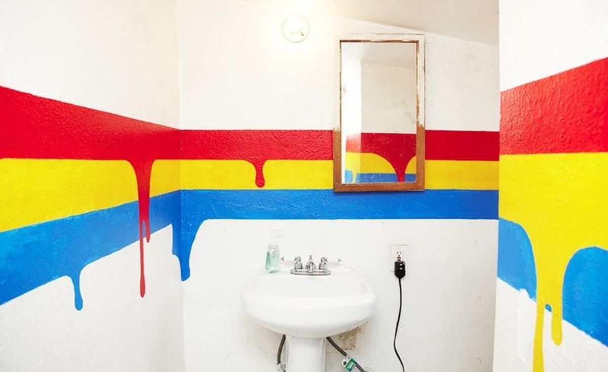 Какой краской можно покрасить в ванной. Креативное окрашивание стен. Покраска стен в ванной идеи. Цветная плитка в ванную комнату. Разноцветные стены в ванной комнате.