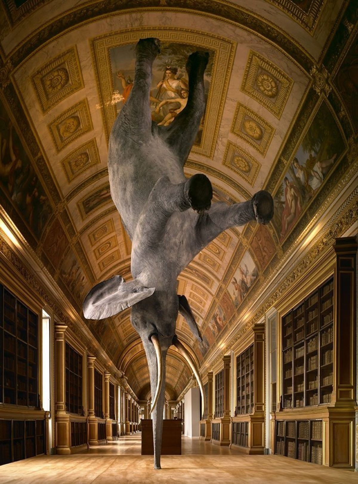 Невероятные достижения. «Балансирующий слон», Даниэль Фирман. «Особенности гравитации для слона», Дэниел Фирман дворец Фонтенбло. Удивительные скульптуры. Невероятное искусство.