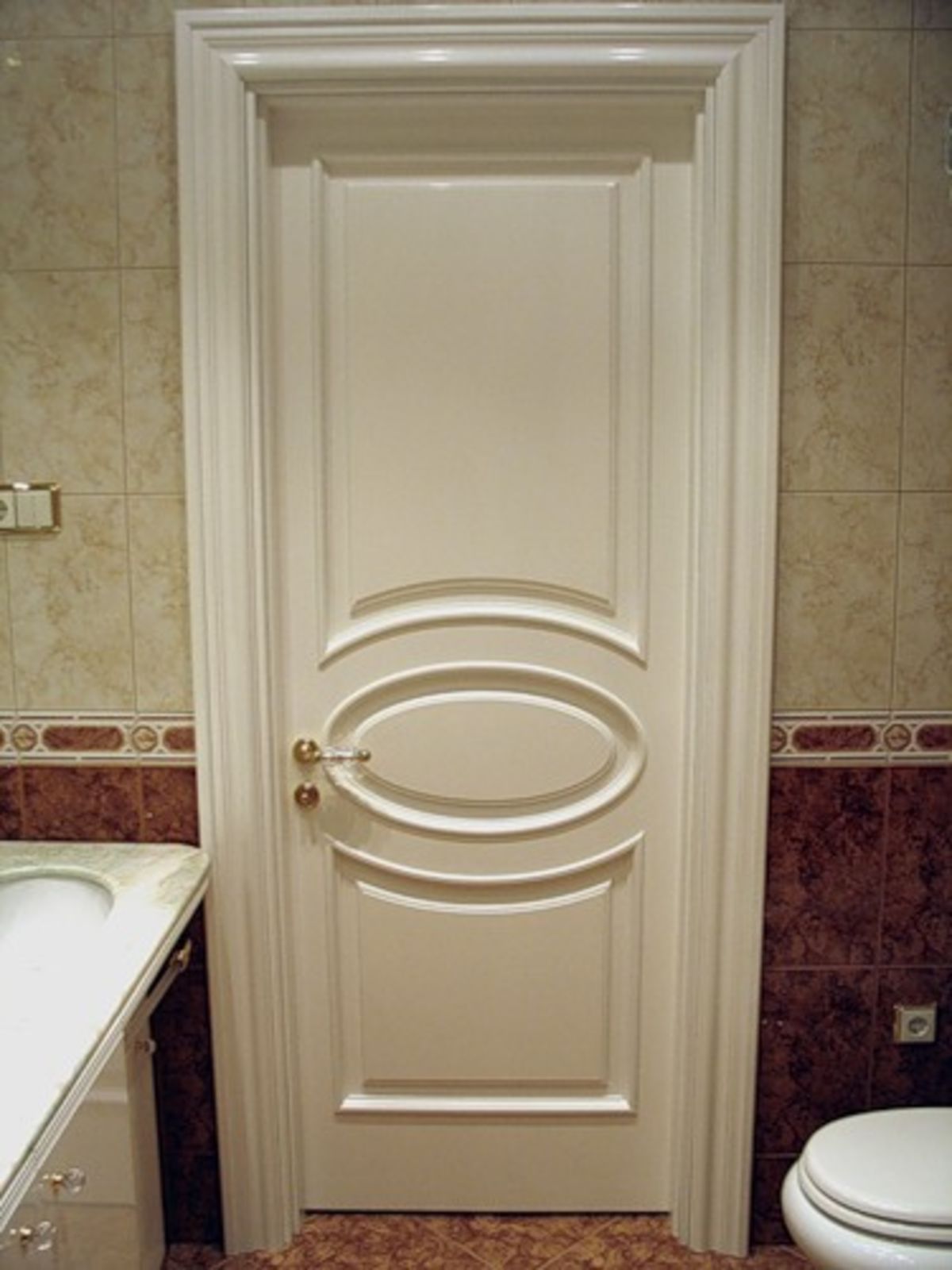Дизайн дверей в ванную и туалет